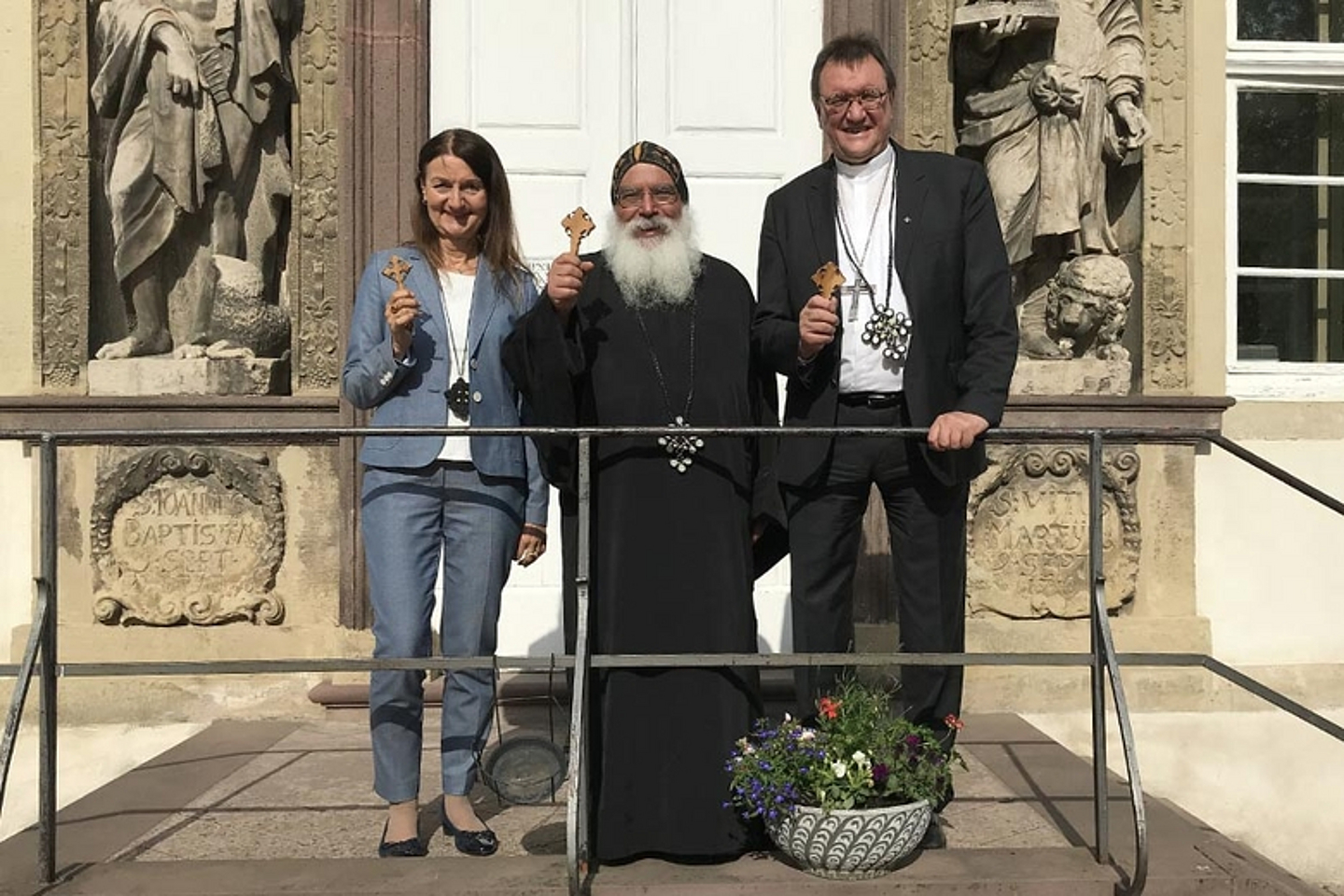Bischof Hein und Ökumenedezernentin Brinkmann-Weiß besuchten am 22.5.2019 das koptisch-orthodoxe Kloster in Höxter-Brenkhausen. (Foto: privat)