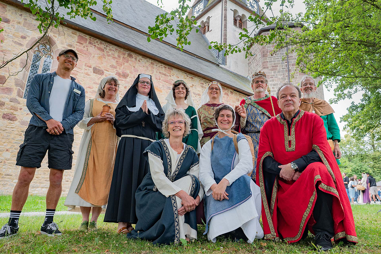 Die Gottesdienstbeteiligten vor der Stiftskirche