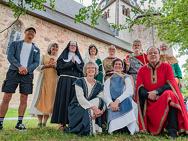 Die Gottesdienstbeteiligten vor der Stiftskirche