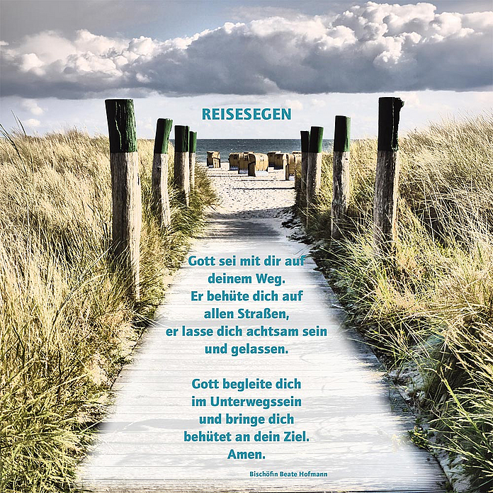 Das Bild zeigt einen schmalen Holzweg, der durch hohe Dünen in Richtung Meer führt. Am Horizont sind Strandkörbe zu sehen, darüber ein weiter Himmel mit Wolken. Über dem Motiv steht der Titel „Reisesegen“. In der Mitte ist ein längerer Segensspruch abgedruckt: „Gott sei mit dir auf deinem Weg. Er behüte dich auf allen Straßen, er lasse dich achtsam sein und gelassen. Gott begleite dich im Unterwegssein und bringe dich behütet an dein Ziel. Amen.“ Am unteren Rand wird der Text Bischöfin Beate Hofmann zugeschrieben.