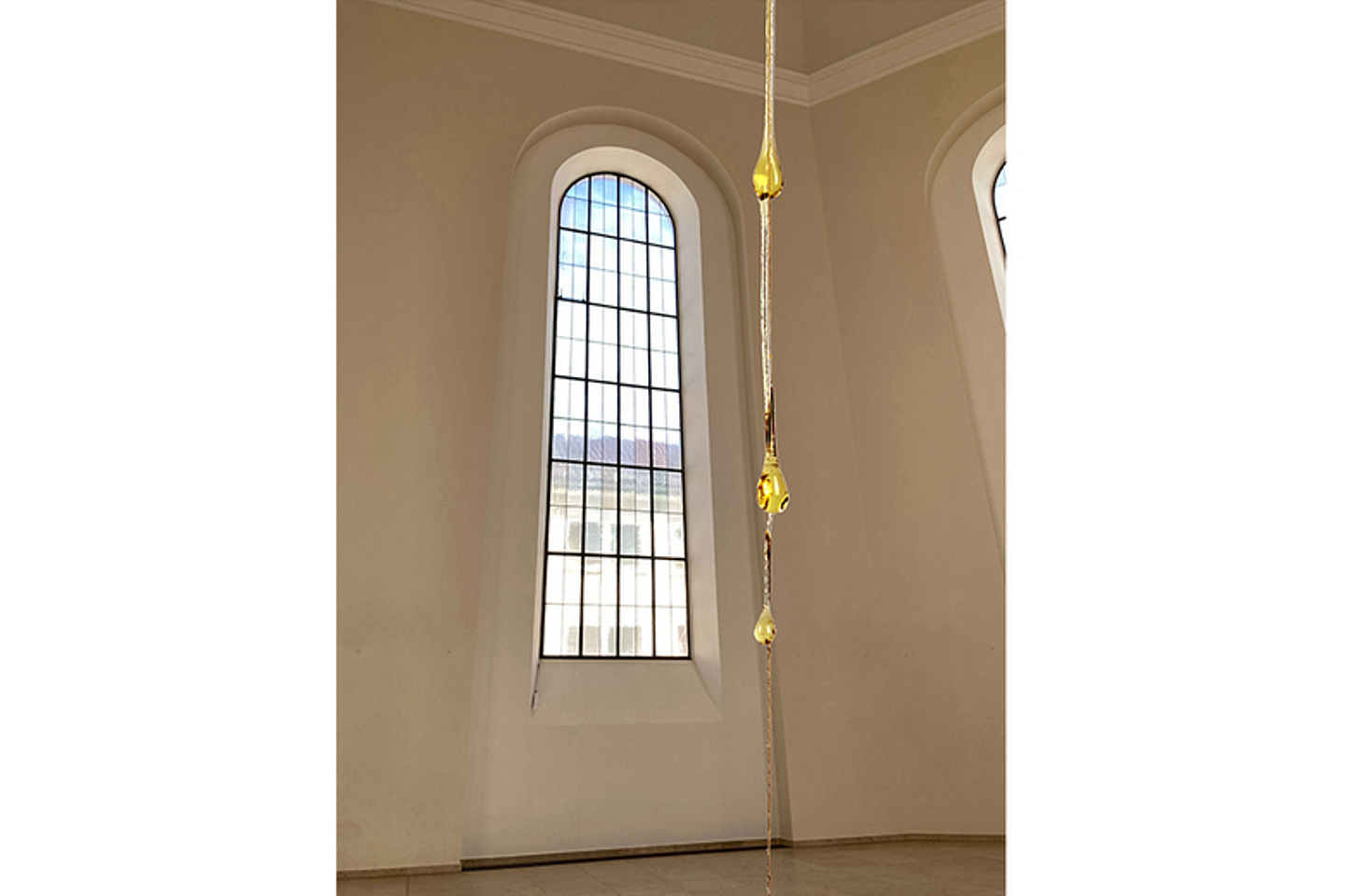 Sonja Meller realisiert die Installation «Honighimmel». Unzählige Perlen bildend fließt Honig an einem kaum wahrnehmbaren Seidenfaden von der Decke...