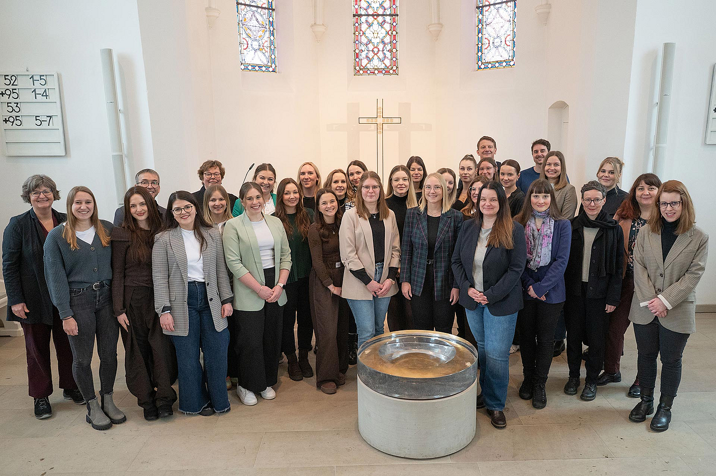 Die 29 neuen Religionslehrkräfte in der Brunnenkirche in Hofgeismar mit (hinten von links) Studienleiterin Anke Trömper (RPI Kassel), Studienleiter Prof. Dr. Volkmar Ortmann (RPI Marburg) und Bischöfin Dr. Beate Hofmann.