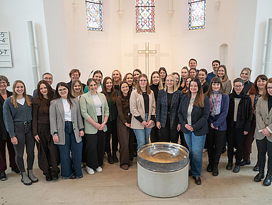 Die 29 neuen Religionslehrkräfte in der Brunnenkirche in Hofgeismar mit (hinten von links) Studienleiterin Anke Trömper (RPI Kassel), Studienleiter Prof. Dr. Volkmar Ortmann (RPI Marburg) und Bischöfin Dr. Beate Hofmann.