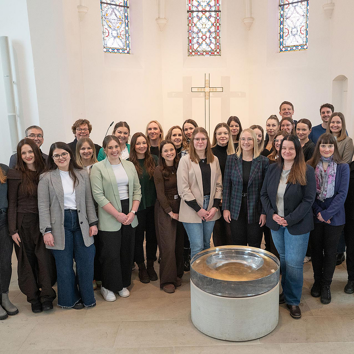 Die 29 neuen Religionslehrkräfte in der Brunnenkirche in Hofgeismar mit (hinten von links) Studienleiterin Anke Trömper (RPI Kassel), Studienleiter Prof. Dr. Volkmar Ortmann (RPI Marburg) und Bischöfin Dr. Beate Hofmann.
