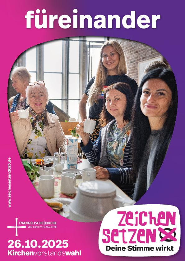 In unseren Gemeinden stehen Menschen / Generationen füreinander ein. Sie begegnen sich, tauschen sich aus, trinken und essen gemeinsam. Das ‚Für‘ ist ein zentrales Merkmal gemeindlichen Lebens. Flankiert wird es vom ‚Mit‘, und es ist selten mit dem ‚Gegen‘ zu finden. Deshalb sehen sie auf diesem Plakat ein Foto aus dem Flüchtlingstreffpunkt "Café Mir" der Immanuelkirche im Kasseler Stadtteil Forstfeld.