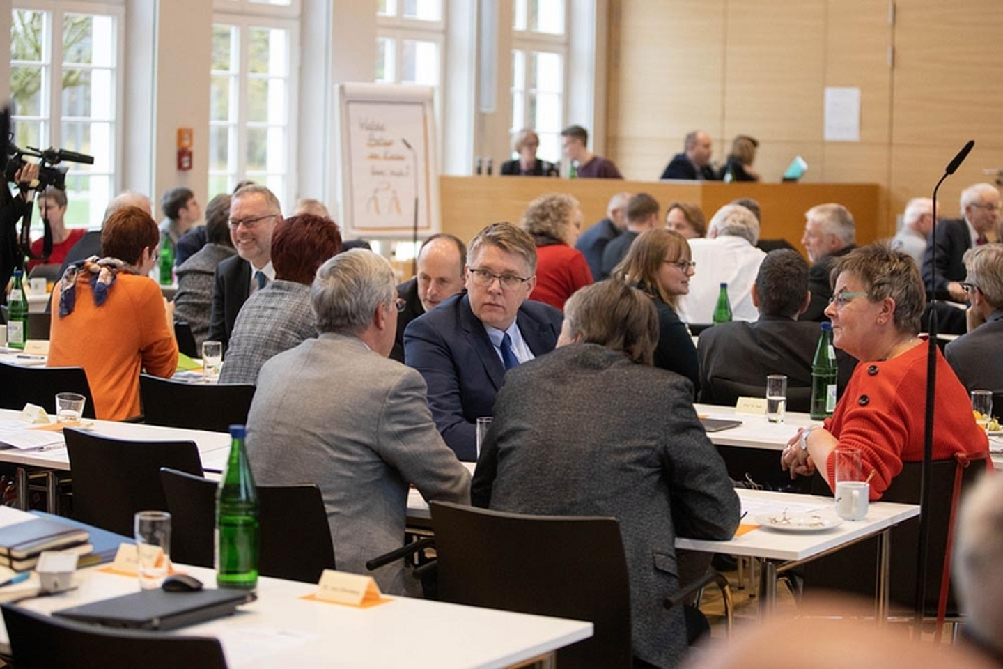 Arbeitsgruppenphase im Synodalsaal - Bericht der Bischöfin auf der Herbsttagung 2019 der Landessynode der Evangelischen Kirche von Kurhessen-Waldeck. (Foto: medio.tv/Schauderna)
