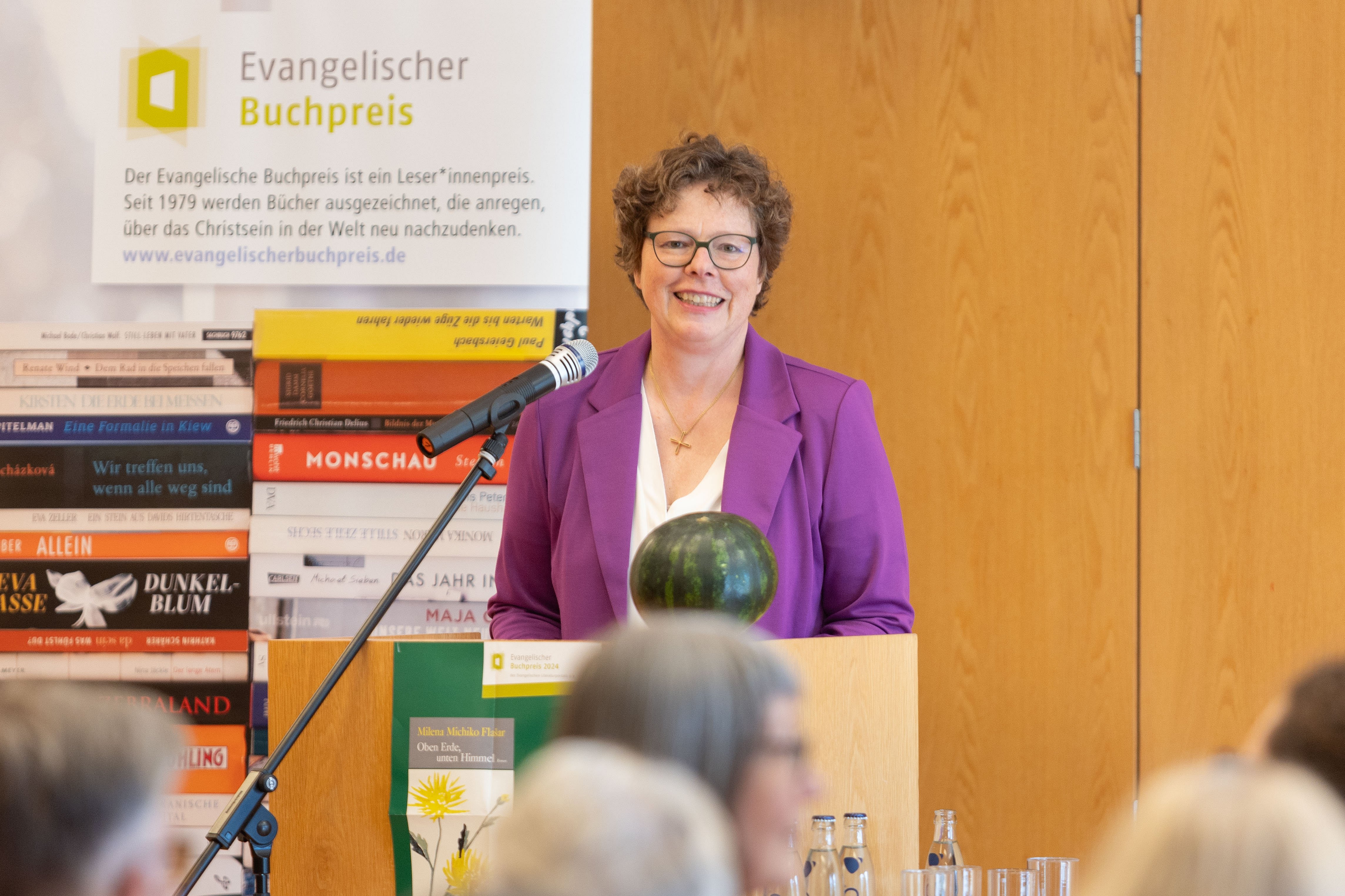 Bischöfin Dr. Beate Hofmann begrüßte die Gäste der Preisverleihung als Gastgeberin im Haus der Kirche in Kassel.