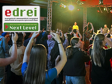 Das Bildungsprogramm war umrahmt von Shows mit Livemusik, Mottoparty, stimmungsvollen Abendimpulsen und einem Abschlussgottesdienst. Unser Foto zeigt Jugendliche, die zur Livemusik tanzen.