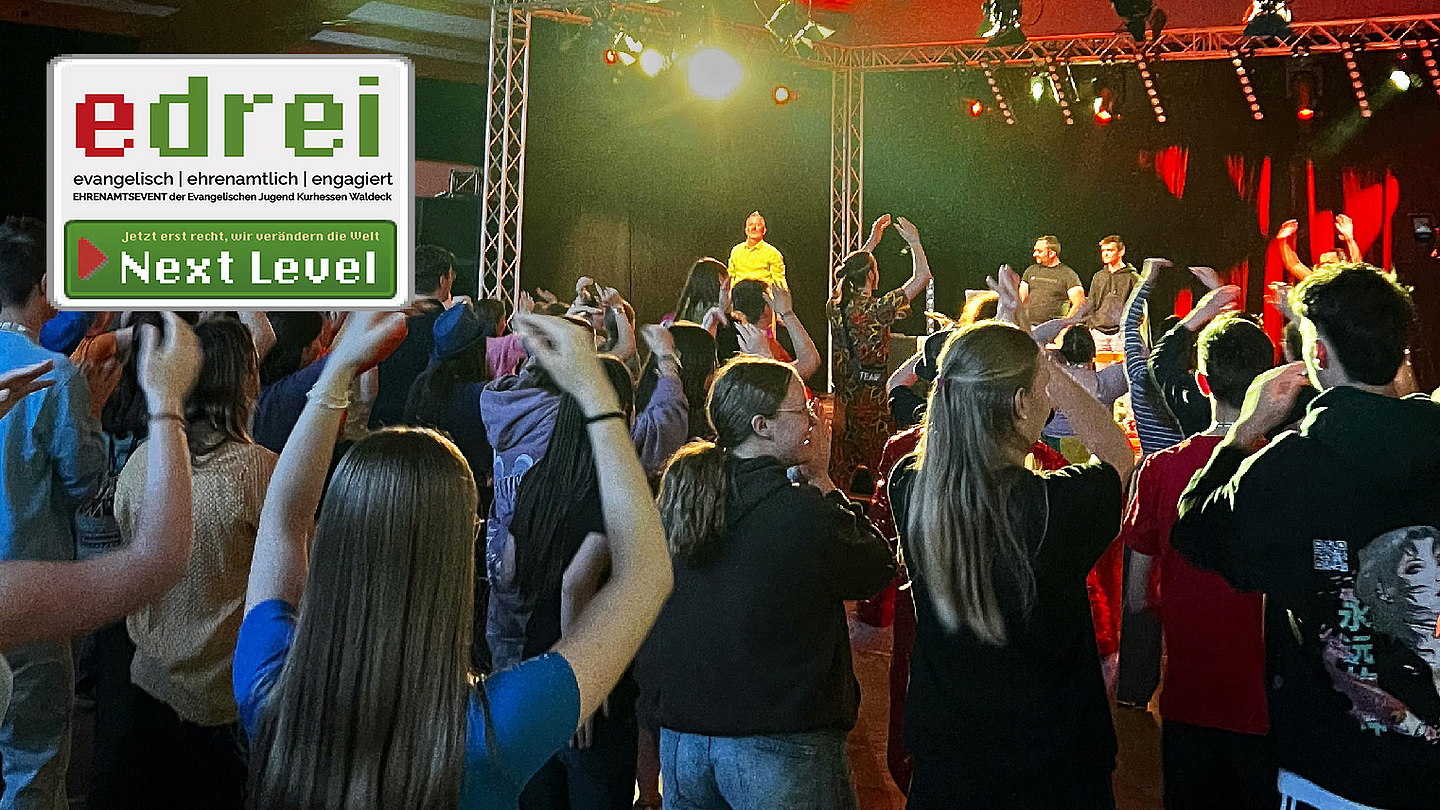 Das Bildungsprogramm war umrahmt von Shows mit Livemusik, Mottoparty, stimmungsvollen Abendimpulsen und einem Abschlussgottesdienst. Unser Foto zeigt Jugendliche, die zur Livemusik tanzen.