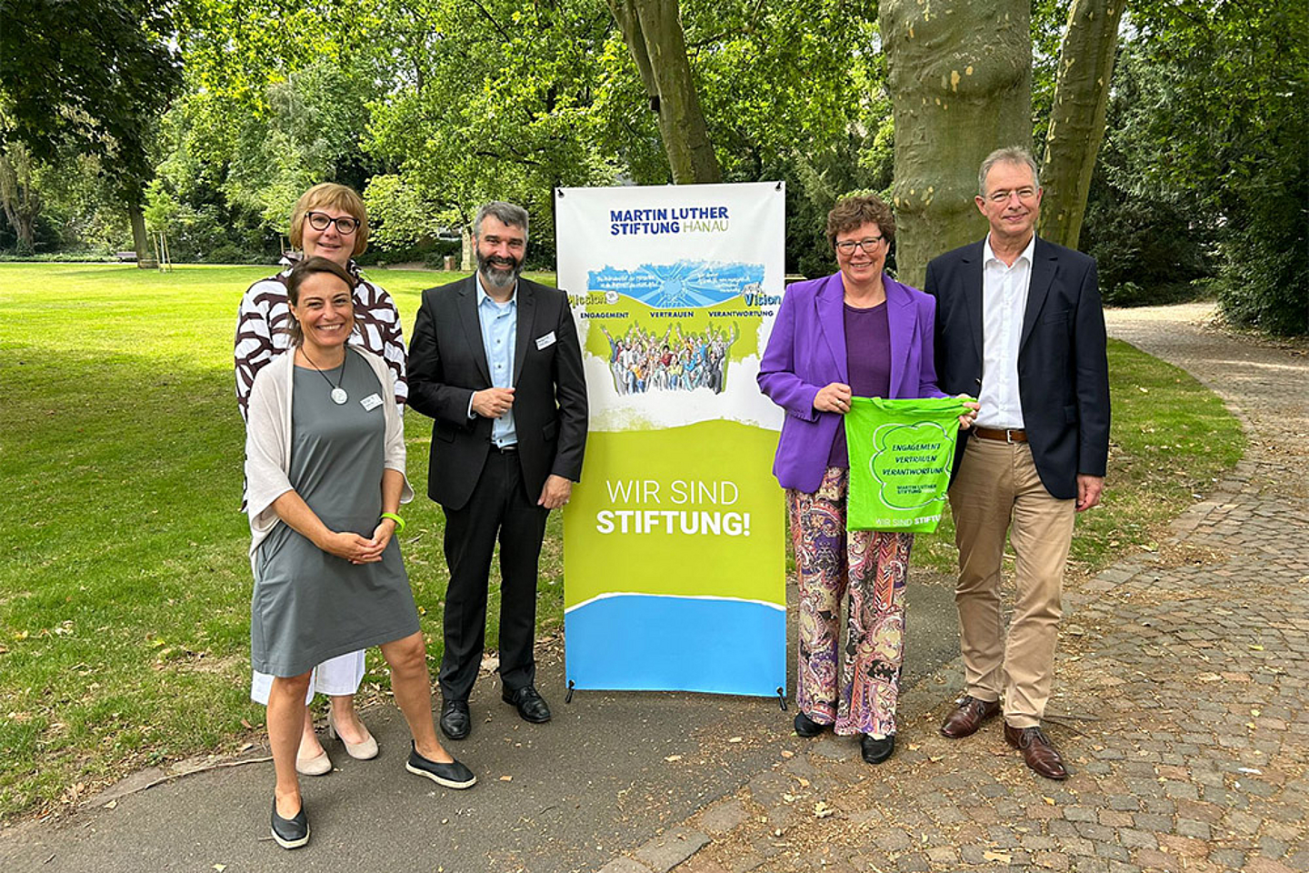 Gruppenfoto vom Besuch (v.l.): Susanne Feeß (Martin Luther Stiftung), Pfarrerin Birgit Inerle (EKKW), Thorsten Hitzel (Martin Luther Stiftung), Bischöfin Dr. Beate Hofmann und Dekan Wilhelm Hammann (Martin Luther Stiftung).