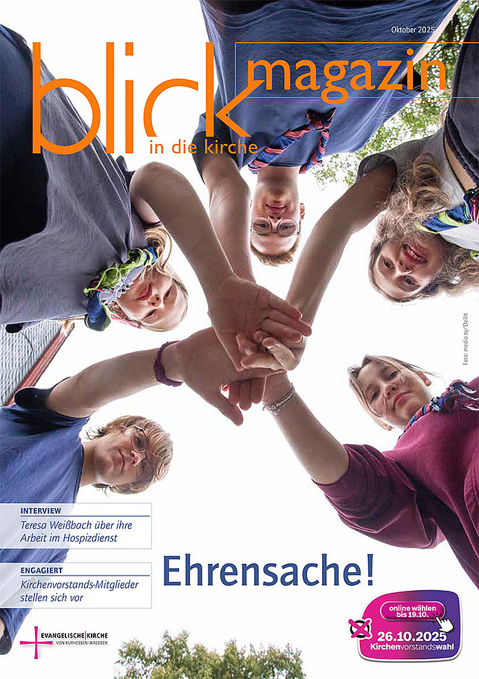 Titelblatt des Magazins „blick in die kirche“, Ausgabe Oktober 2025. Fünf Personen stehen im Kreis und legen ihre Hände übereinander in die Mitte, von unten fotografiert. Oben rechts steht „magazin“ in weißer Schrift auf orangem Hintergrund, darunter „in die kirche“. Unten links zwei Textboxen: „INTERVIEW Teresa Weißbach über ihre Arbeit im Hospizdienst“ und „ENGAGIERT Kirchenvorstands-Mitglieder stellen sich vor“. Unten mittig groß „Ehrensache!“. Unten rechts ein pinkes Logo zur Kirchenvorstandswahl am 26.10.2025.