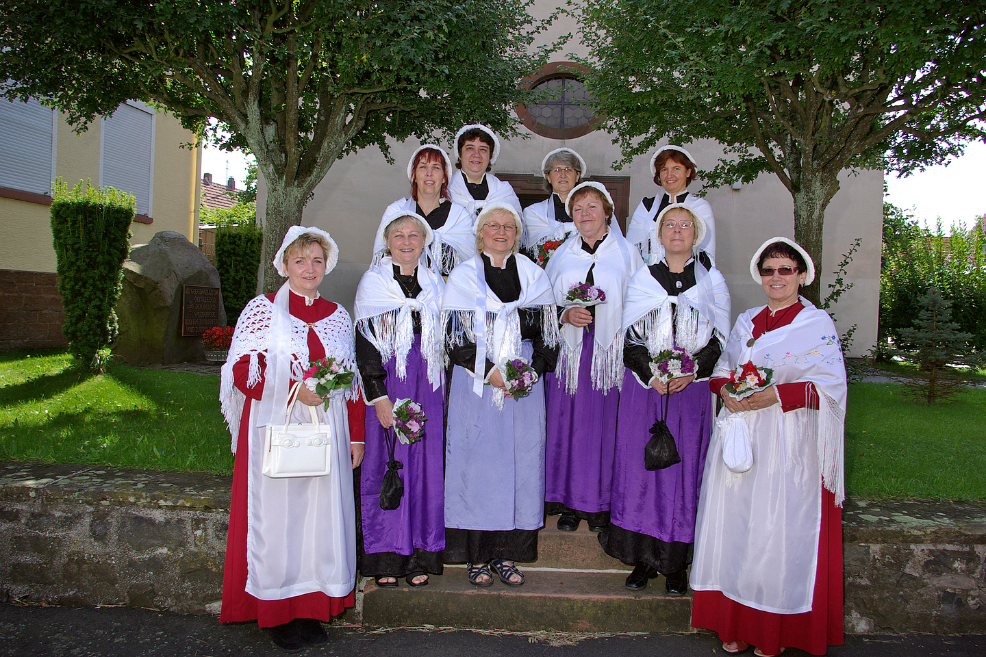 Frauen in traditioneller Waldensertracht