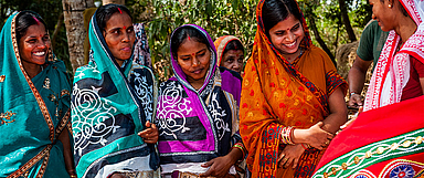 In Indien, dem größten Partnerland von Oikocredit, profitieren z.B. Frauen, die über eine sozial orientierte Mikrofinanzorganisation Schulungen erhalten und mit kleinen Krediten eine Schneiderei oder einen kleinen Laden eröffnen. (Foto: Oikocredit)