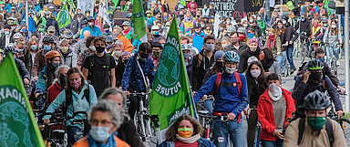 Radeln für die Klimawende: In Kassel ging es wegen der schwer einzuhaltenden Abstandsregeln zur Demonstration mit dem Fahrrad durch die Stadt. (Foto: medio.tv/Schauderna)