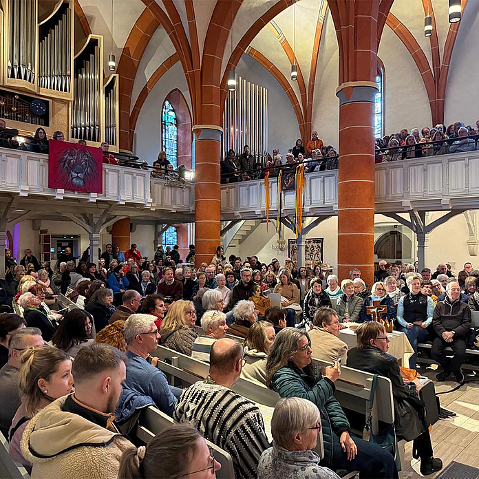Gefüllt bis auf den letzten Platz: Abendgottesdienst in der Melsunger Stadtkirche Gefüllt bis auf den letzten Platz: Abendgottesdienst in der Melsunger Stadtkirche