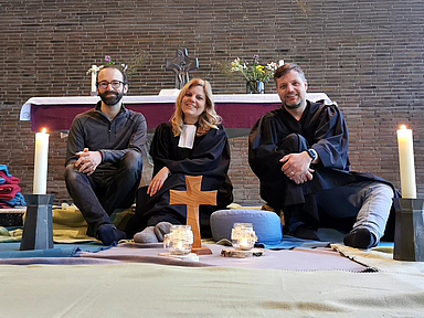 v.l.: Martin Rimbach, Annika Wölfel und Christian Graß in der Markuskirche in Marburg