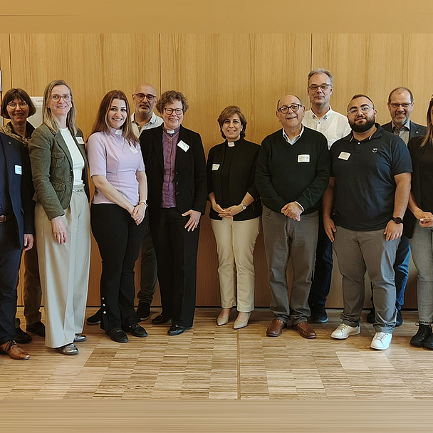 Die Delegation mit Bischöfin Dr. Beate Hofman (7v.l.), Dezernent Dr. Diethelm Meißner (4.v.r.) und weiteren Mitarbeitenden im Kasseler Haus der Kirche.
