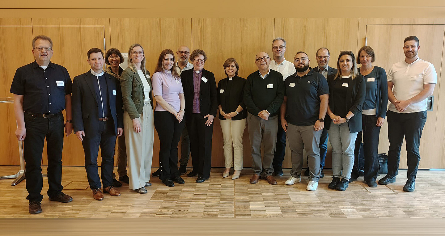 Die Delegation mit Bischöfin Dr. Beate Hofman (7v.l.), Dezernent Dr. Diethelm Meißner (4.v.r.) und weiteren Mitarbeitenden im Kasseler Haus der Kirche. Die Delegation mit Bischöfin Dr. Beate Hofman (7v.l.), Dezernent Dr. Diethelm Meißner (4.v.r.) und weiteren Mitarbeitenden im Kasseler Haus der Kirche.
