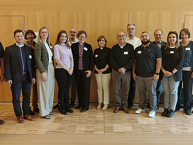 Die Delegation mit Bischöfin Dr. Beate Hofman (7v.l.), Dezernent Dr. Diethelm Meißner (4.v.r.) und weiteren Mitarbeitenden im Kasseler Haus der Kirche.