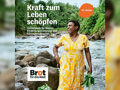 Das Bild zeigt eine Person in einem gelben Kleid, die an einem Fluss mit Steinen steht. Im Hintergrund ist dichte grüne Vegetation zu sehen. Links oben steht der Text: „Kraft zum Leben schöpfen. Gemeinsam für Wasser, Ernährungssicherung und Klimagerechtigkeit“. Rechts oben ist ein oranger Kreis mit „67. Aktion“. Unten links befindet sich das Logo von „Brot für die Welt“. Das Bild wirbt für die Spendenaktion mit dem Schwerpunkt Wasser und Klimagerechtigkeit.
