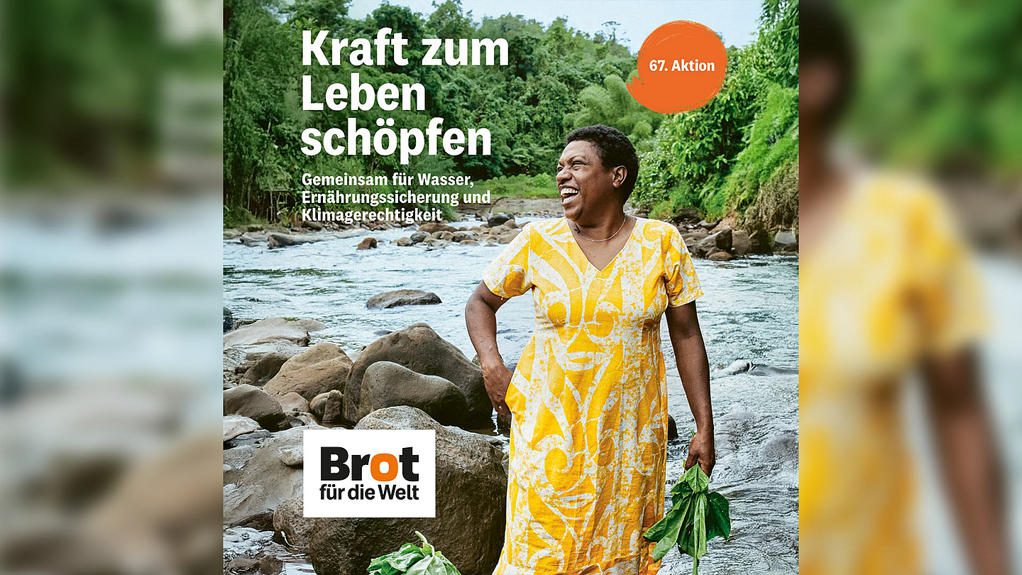 Das Bild zeigt eine Person in einem gelben Kleid, die an einem Fluss mit Steinen steht. Im Hintergrund ist dichte grüne Vegetation zu sehen. Links oben steht der Text: „Kraft zum Leben schöpfen. Gemeinsam für Wasser, Ernährungssicherung und Klimagerechtigkeit“. Rechts oben ist ein oranger Kreis mit „67. Aktion“. Unten links befindet sich das Logo von „Brot für die Welt“. Das Bild wirbt für die Spendenaktion mit dem Schwerpunkt Wasser und Klimagerechtigkeit.