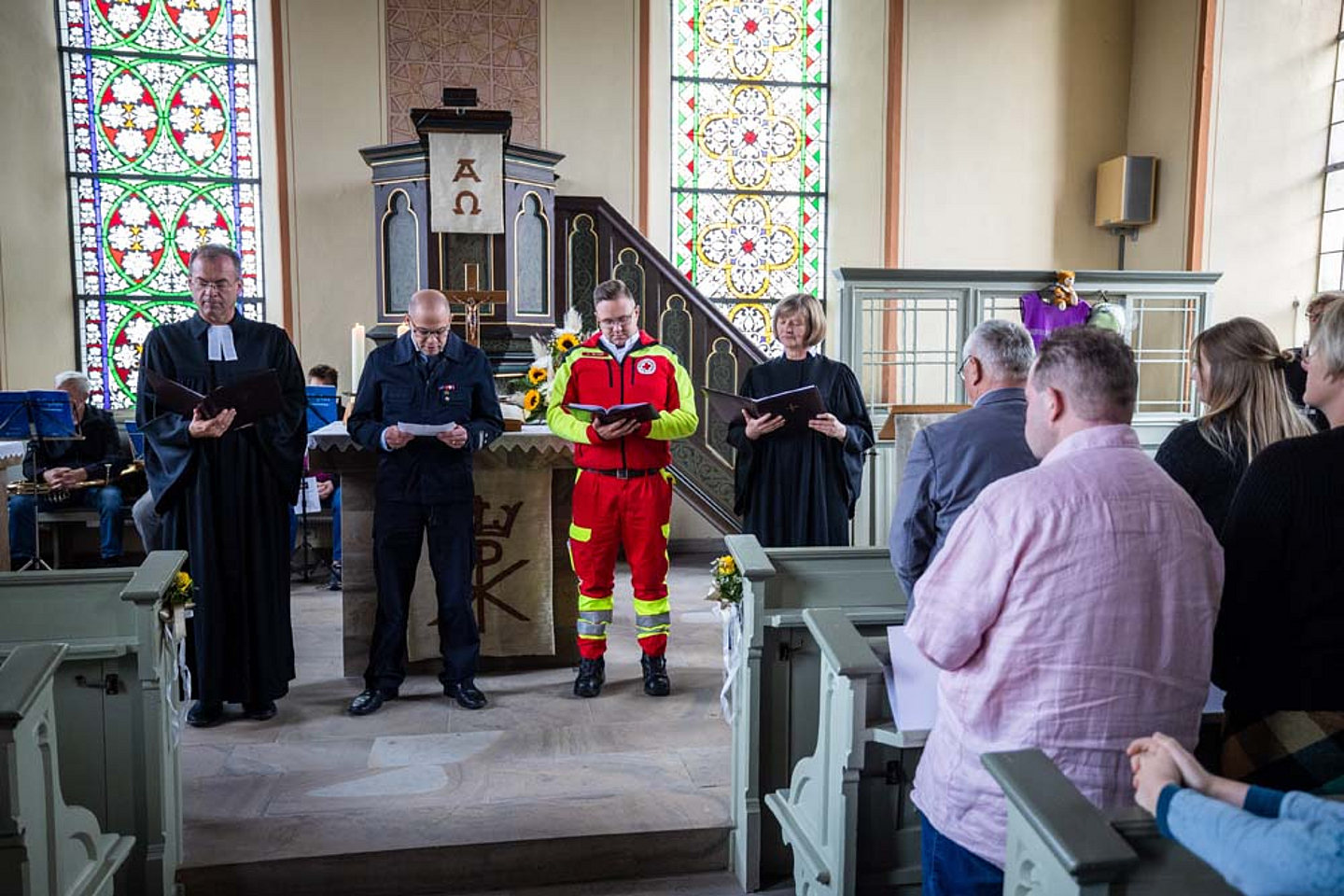 (vorne von links) Landespolizeipfarrer Ulrich Briesewitz, Christian Hartung (Feuerwehr), Andreas Griesel (Rettungsdienst DRK), Pfarrerin Gudrun Ostheim