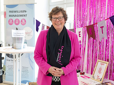Unser Foto zeigt Bischöfin Dr. Hofmann Ende November bei der Tagung der Landessynode am Stand des Freiwilligen-Managements