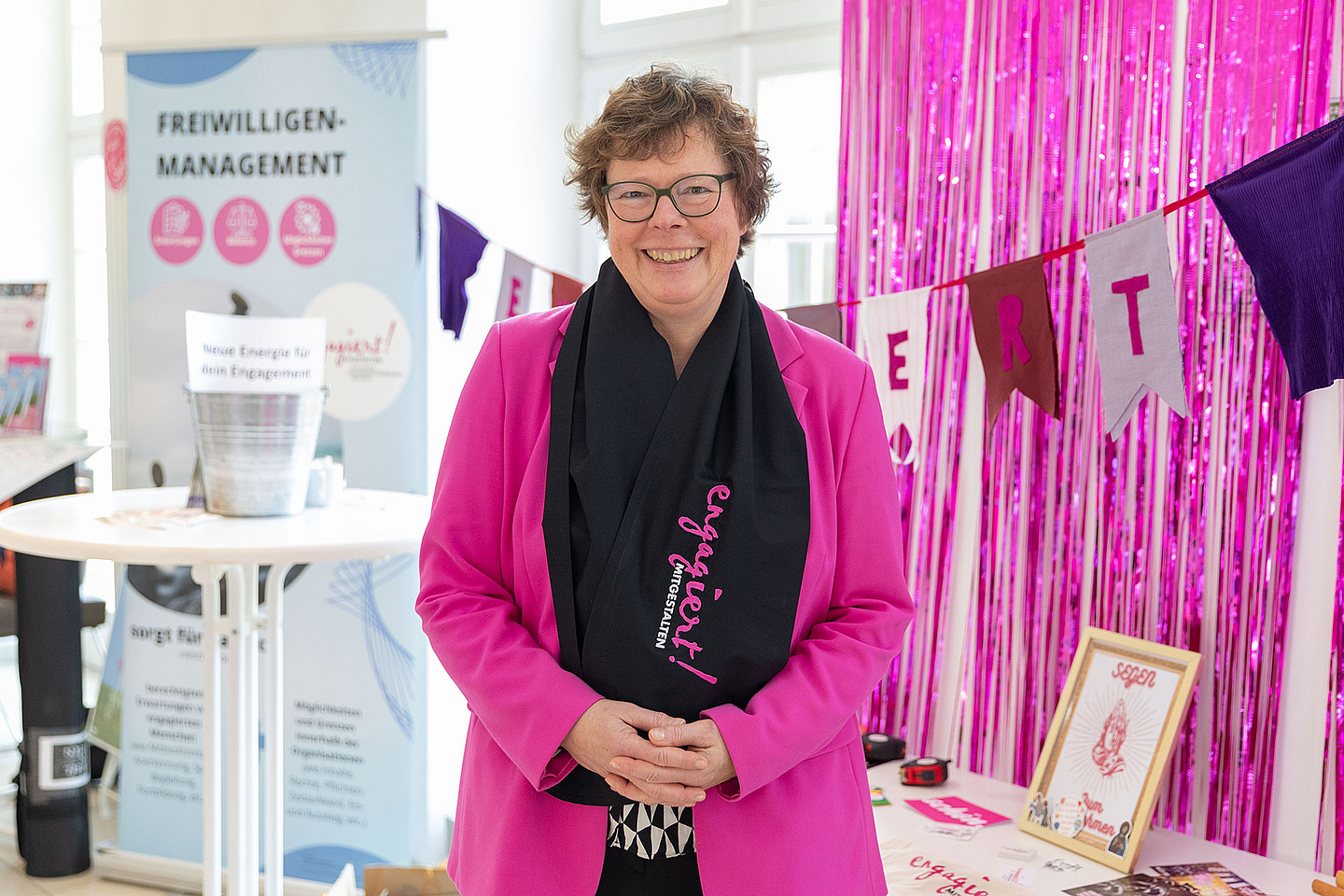 Unser Foto zeigt Bischöfin Dr. Hofmann Ende November bei der Tagung der Landessynode am Stand des Freiwilligen-Managements