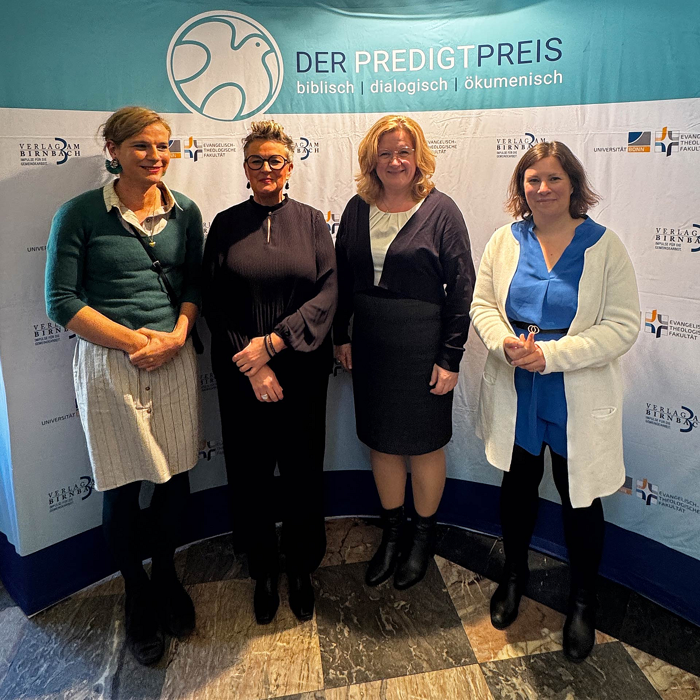 Die Preisträger*innen 2025 (v.l.): Tovja Mascha Heymann (beste Predigt), Christina Brudereck (Lebenswerk) sowie Anja Bär und Lea Herbert für ihren Podcast «Predigtbuddies» Die Preisträger*innen 2025 (v.l.): Tovja Mascha Heymann (beste Predigt), Christina Brudereck (Lebenswerk) sowie Anja Bär und Lea Herbert für ihren Podcast «Predigtbuddies»