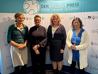 Die Preisträger*innen 2025 (v.l.): Tovja Mascha Heymann (beste Predigt), Christina Brudereck (Lebenswerk) sowie Anja Bär und Lea Herbert für ihren Podcast «Predigtbuddies»
