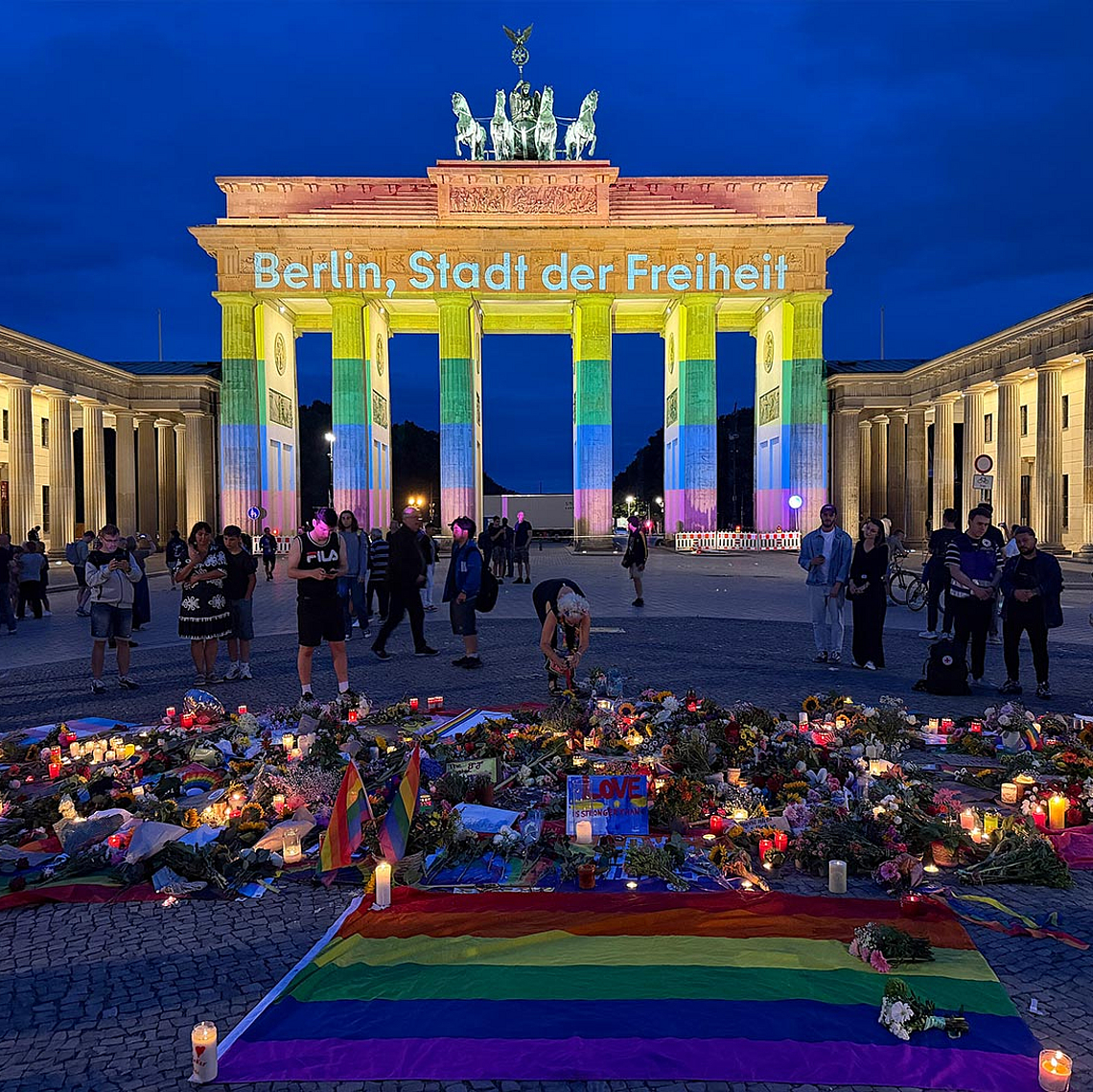 „Berlin, Stadt der Freiheit“: Am Sonntagabend wurde das Brandenburger Tor in Berlin in den Regenbogenfarben angeleuchtet. Die Farben gelten als Symbol der queeren Szene und stehen für Vielfalt und Toleranz.