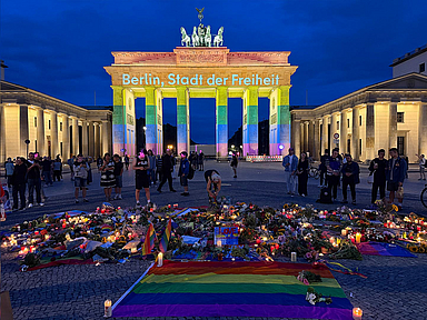 „Berlin, Stadt der Freiheit“: Am Sonntagabend wurde das Brandenburger Tor in Berlin in den Regenbogenfarben angeleuchtet. Die Farben gelten als Symbol der queeren Szene und stehen für Vielfalt und Toleranz.