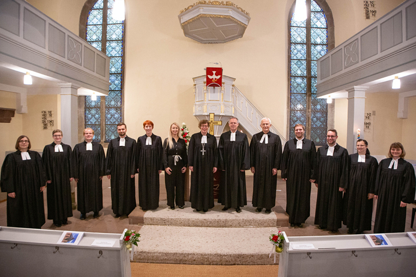 Die in Ziegenhain ordinierten Pfarrerinnen und Pfarrer mit den Vertretern der Landeskirche, dem Studienseminar Hofgeismar und der Gemeinde, die sie in ihr Amt einführten. (foto: medio.tv/schauderna)