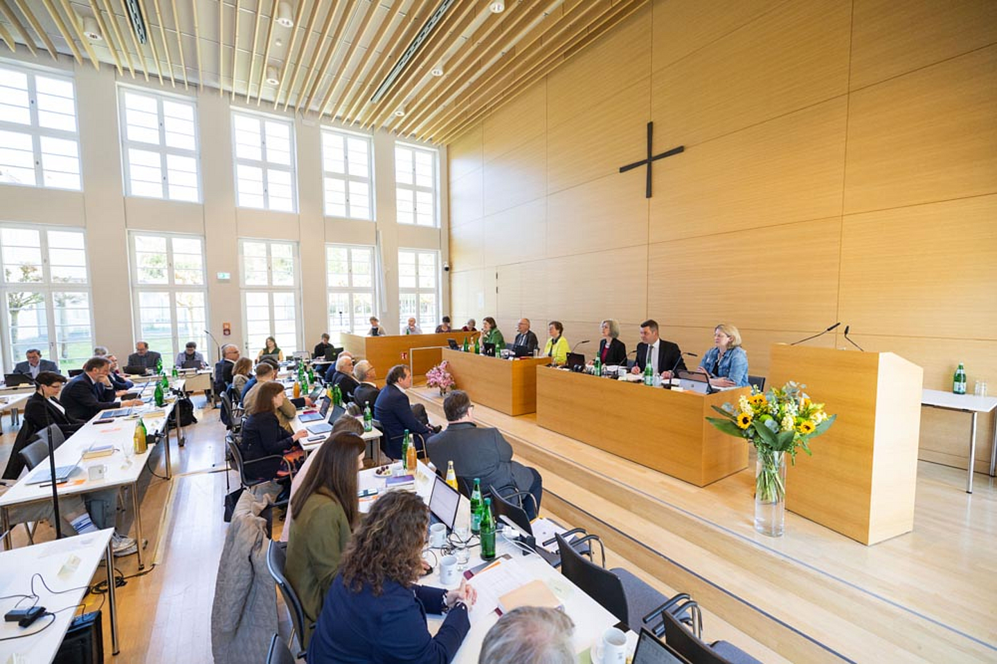 Eröffnung der Synode im Synodalsaal mit Blick auf das Präsidium und die Synodalen