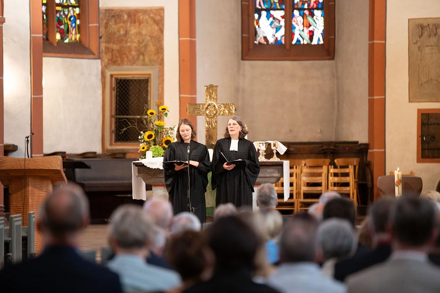 Die stellvertretende Vorsitzende des Pfarrvereins, Pfarrerin Theresa Noack mit  ihrer Vorsitzenden, Pfarrerin Bettina von Haugwitz.