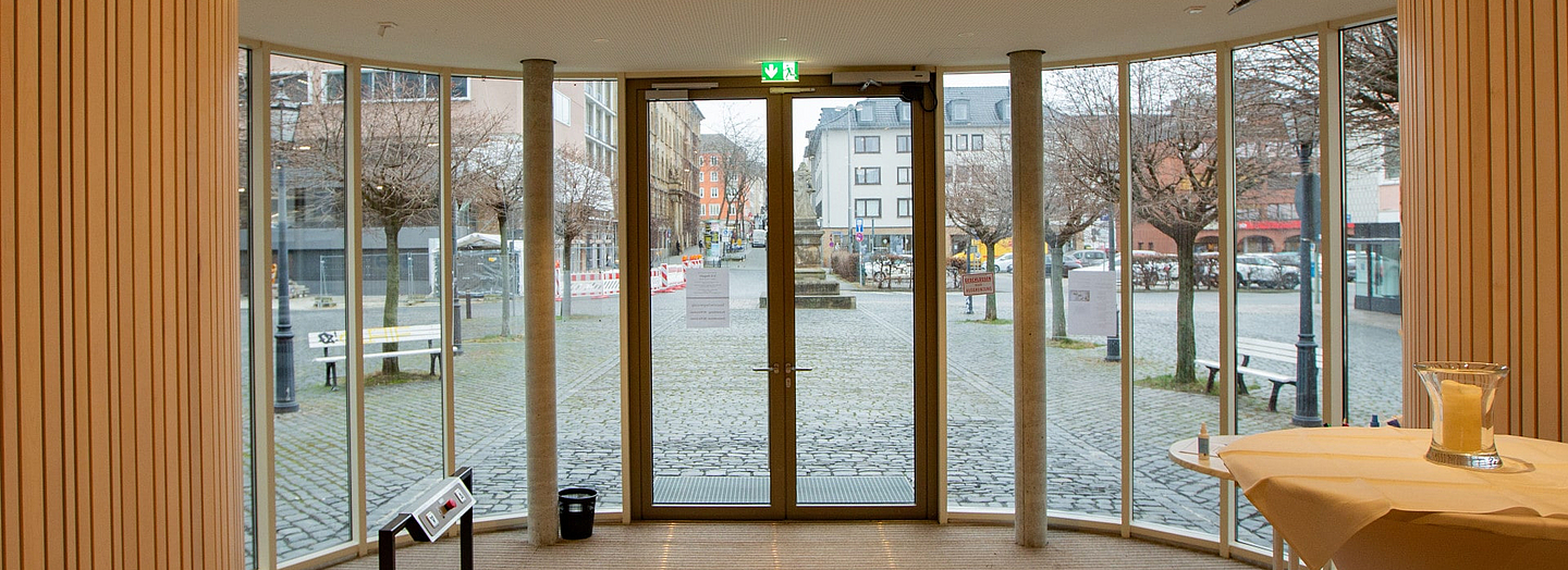 Karlskirche Kassel, Eingangsbereich, Blick auf den Karlsplatz 