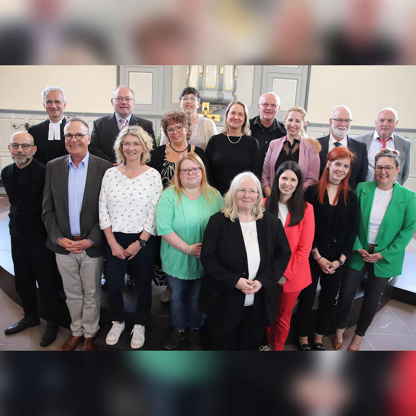 Die neuen Notfallseelsorgerinnen und Notfallseelsorger mit Pfarrer Till M. Wisseler