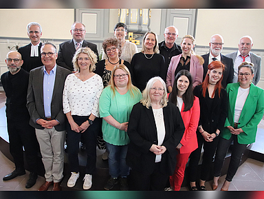 Die neuen Notfallseelsorgerinnen und Notfallseelsorger mit Pfarrer Till M. Wisseler
