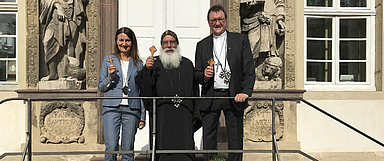 Prof. Dr. Martin Hein (r.) und Oberlandeskirchenrätin Claudia Brinkmann-Weiß mit Bischof Anba Damian in Höxter-Brenkhausen. (Foto: privat)