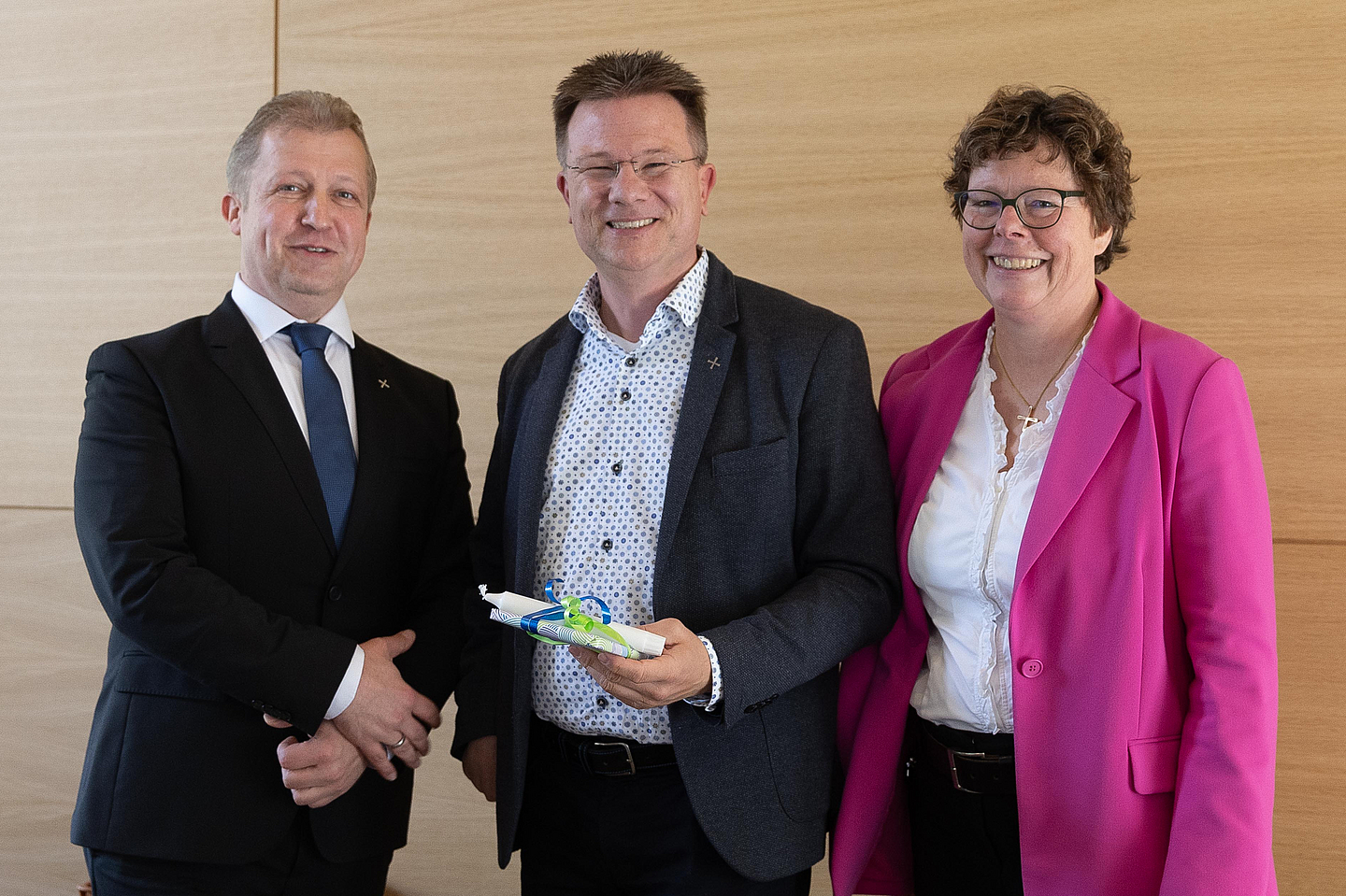 Pfarrer Jan Friedrich Eisenberg (Mitte) wird zum 1. Mai Dekan im Kirchenkreis Hofgeismar-Wolfhagen. Er wurde wurde von Präses Dr. Michael Schneider (l.) und Bischöfin Dr. Beate Hofmann aus dem Synodalvorstand verabschiedet.