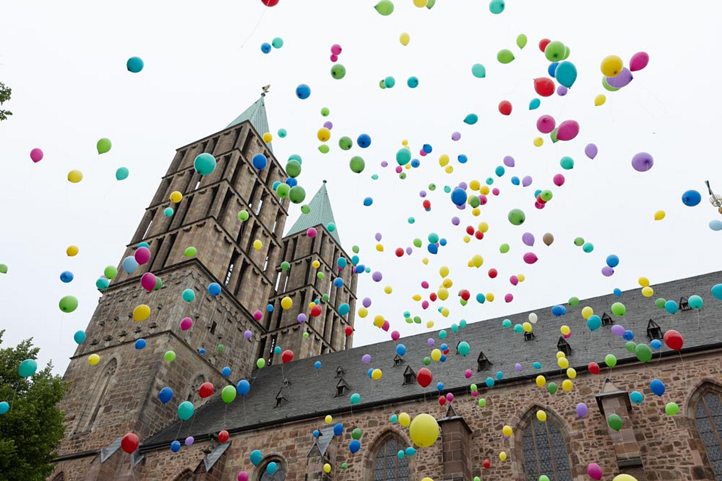 Als Zeichen für Demokratie wurden auf dem Vorplatz der Martinskirche Luftballons steigen gelassen - Demokratiefest im Anschluss an das Gedenken in der Martinskirche