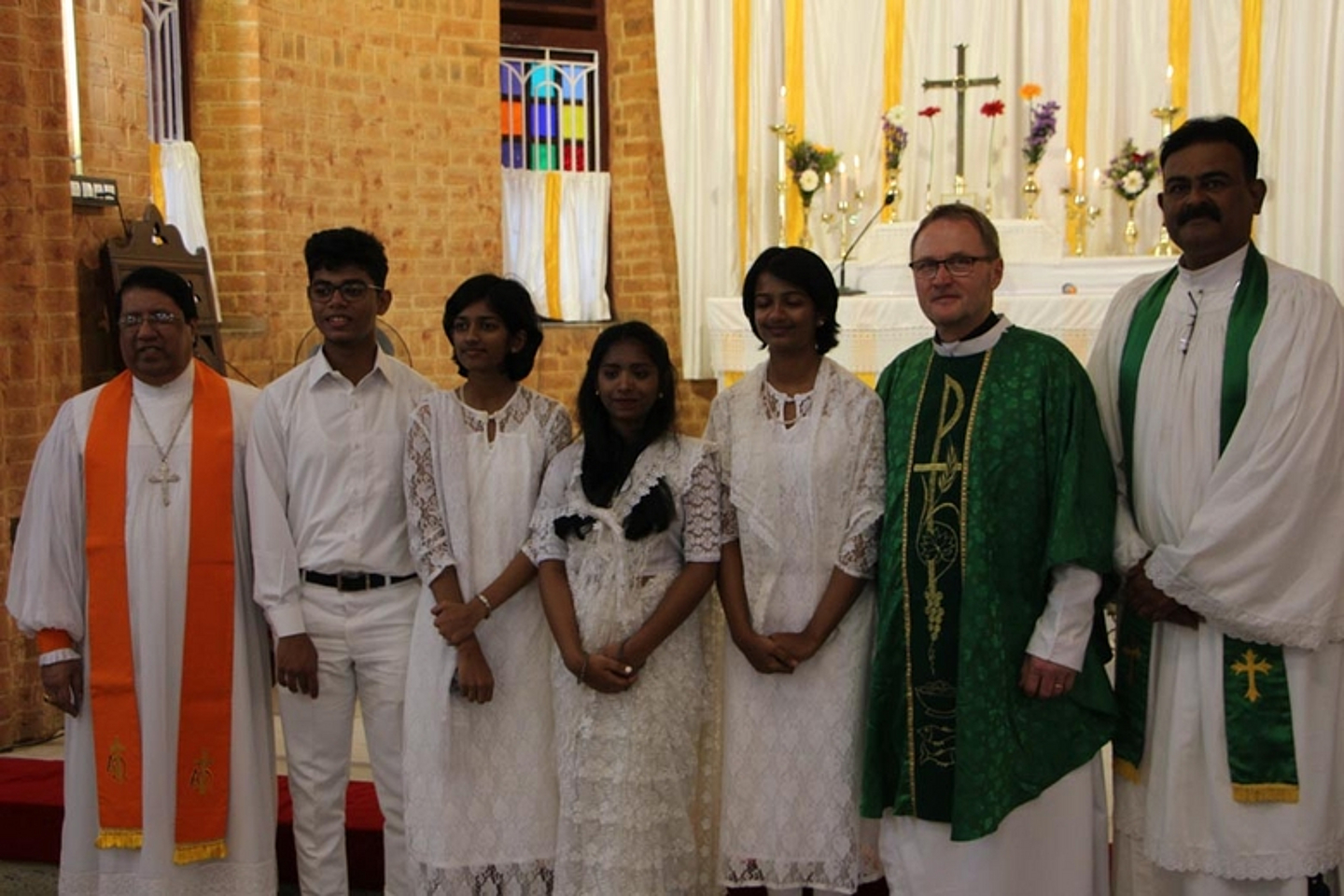Konfirmation in der All Saints Anglican Church Dharwad mit Bischof Niranjan, Konfirmierten, Pfr. Müller und Pfarrer Martin - Partnerbesuch bei der Church of South India - Karnataka Northern Diocese vom 14. bis 23.1.2020 in Indien (Foto: medio.tv/Müller)