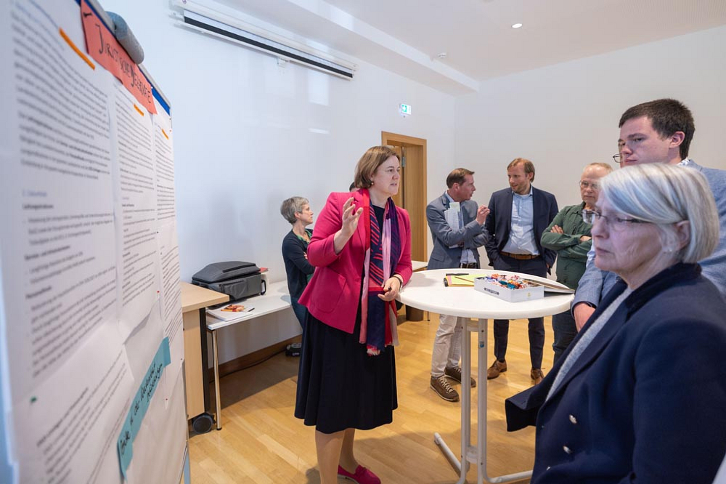 Vizepräsidentin Dr. Katharina Apel (l.) im Gespräch mit einer Synodalen