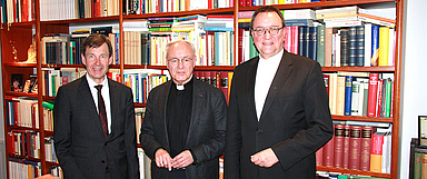 Besuch in Fulda: Bischof em. Heinz Josef Algermissen (Mitte) mit Bischof Martin Hein (r.) und Dekan Bengt Seeberg (Kirchenkreis Fulda). (Foto: Ohnesorge / Bistum Fulda)