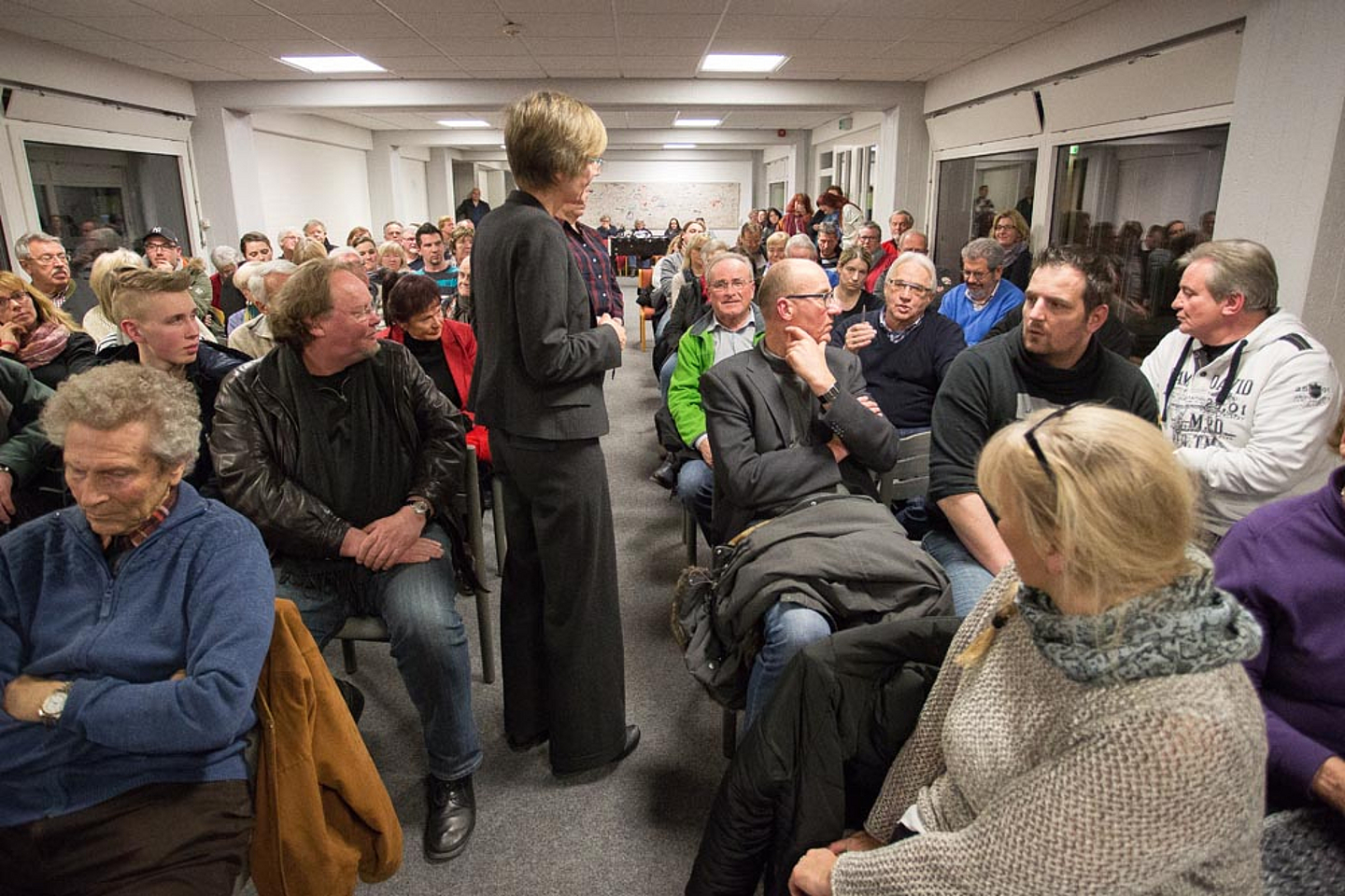 Informationsabend zum Flüchtlingsheim in Niedenstein im Jahr 2016 als Vorsitzende des Kuratoriums für das Freizeitheim im Gespräch mit Bürgerinnen und Bürgern.