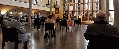 Zu den Voraussetzungen für Kirchenbesuche zählen momentan ein Mindestabstand von 1,5 Metern, entsprechende Hygienemaßnahmen, Maskenpflicht und Kontaktdatenerfassung. Darüber hinaus soll kein gemeinsamer Gesang stattfinden. Unser Archiv-Foto zeigt einen Gottesdienst unter Corona-Bedingungen in Kassel. (Foto: medio.tv/Schaaf)