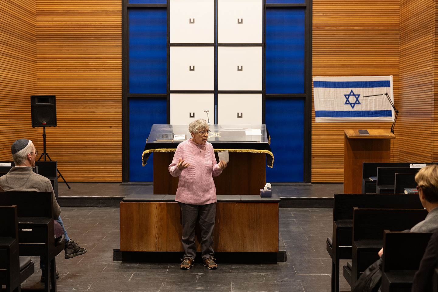 Esther Haß führte Interessierte in der Synagoge in Kassel.