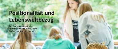 Die Schulpfarrerinnen und -pfarrer arbeiten an einer der wichtigsten Schnittstellen von Kirche und Staat sowie Religion und Gesellschaft. Unser Foto zeigt einen Ausschnitt aus dem Titelbild der Broschüre. 