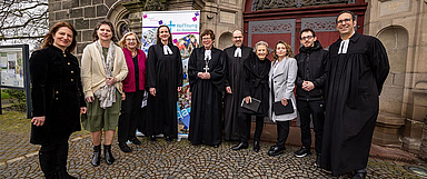 V.l.: Dr. Ramona Besoiu (Leitung Projektarbeit Evangelische Kirche A. B., Rumänien), Erika Klemm (Migrationsreferat, Evangelische Kirche A.B., Rumänien), Karin Diehl (Vorstandsmitglied von FRANKA e.V.), Pfarrerin Christina Schnepel (Geschäftsführerin Hoffnung für Osteuropa, Zentrum Oekumene der EKHN und der EKKW), Bischöfin Prof. Dr. Beate Hofmann, Dr. Diethelm Meißner (Dezernent für Diakonie und Ökumene der EKKW), Marianne Dithmar (Christuskirche), Erika Barculet (Ehemalige des Kinderheims Arche Noah, Heltau, Rumänien), Alexandru Predeseu (Kinderheim Arche Noah, Heltau, Rumänien), Pfarrer Jan-Daniel Setzer (Christuskirche). (Foto: medio.tv/Socher)