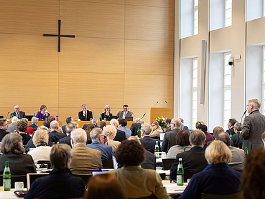 Die neue Kirchenverwaltung der Evangelischen Kirche von Kurhessen-Waldeck bleibt in allen drei Regionen (Nord, Mitte, Süd) an mehreren Standorten mit verlässlichen Ansprechpersonen präsent.